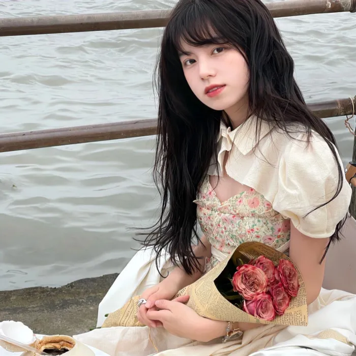 美女照片真人图片背面_美女自拍