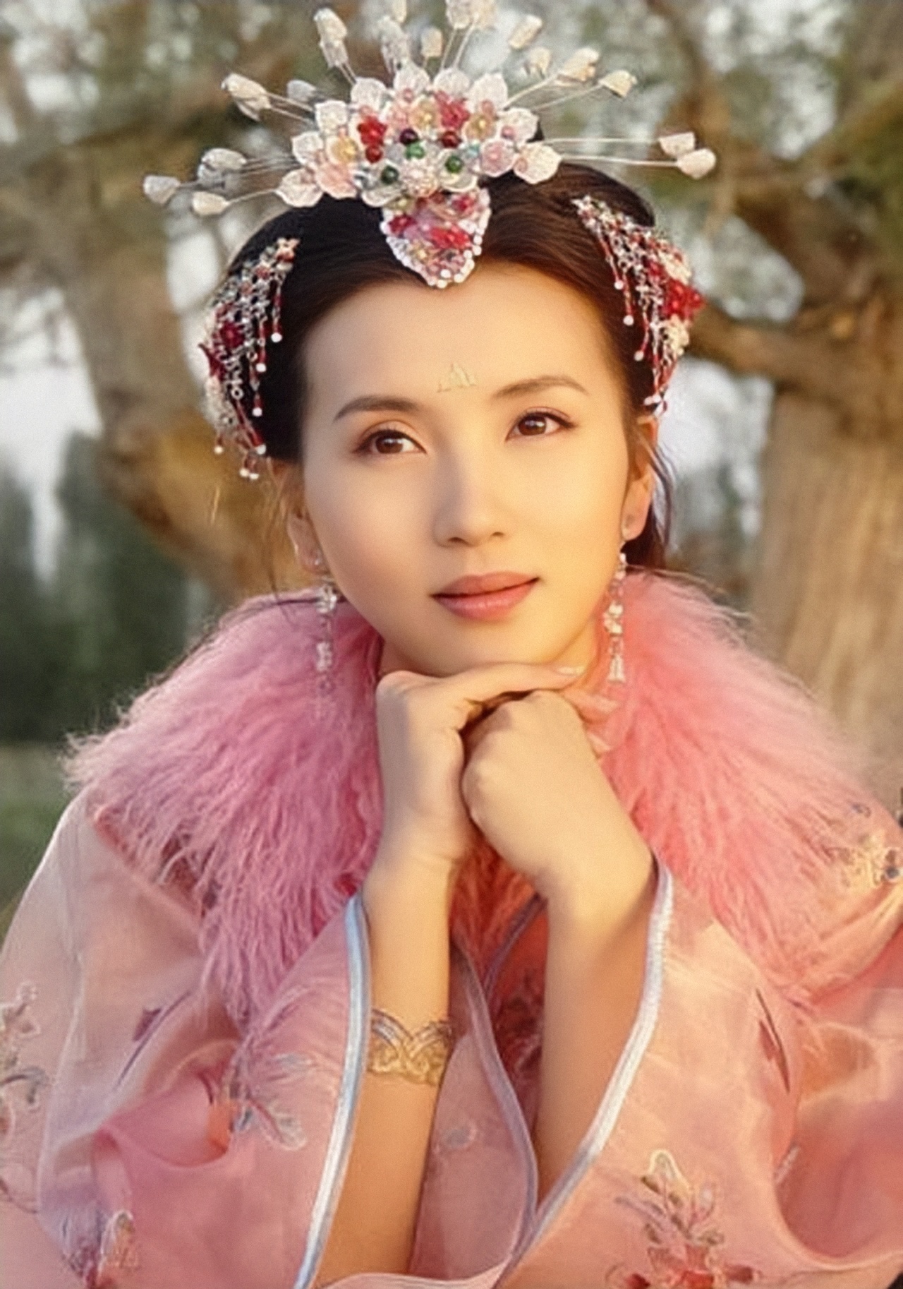 美女图片微信头像侧面_美女照片游泳写真素材