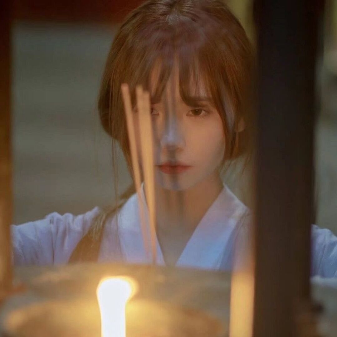 美女头像真人侧脸_美女照片游泳写真壁纸