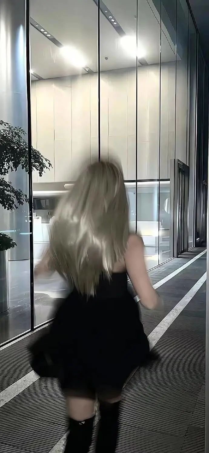 美女图片微信头像侧脸_美女图片微信头像真人背影