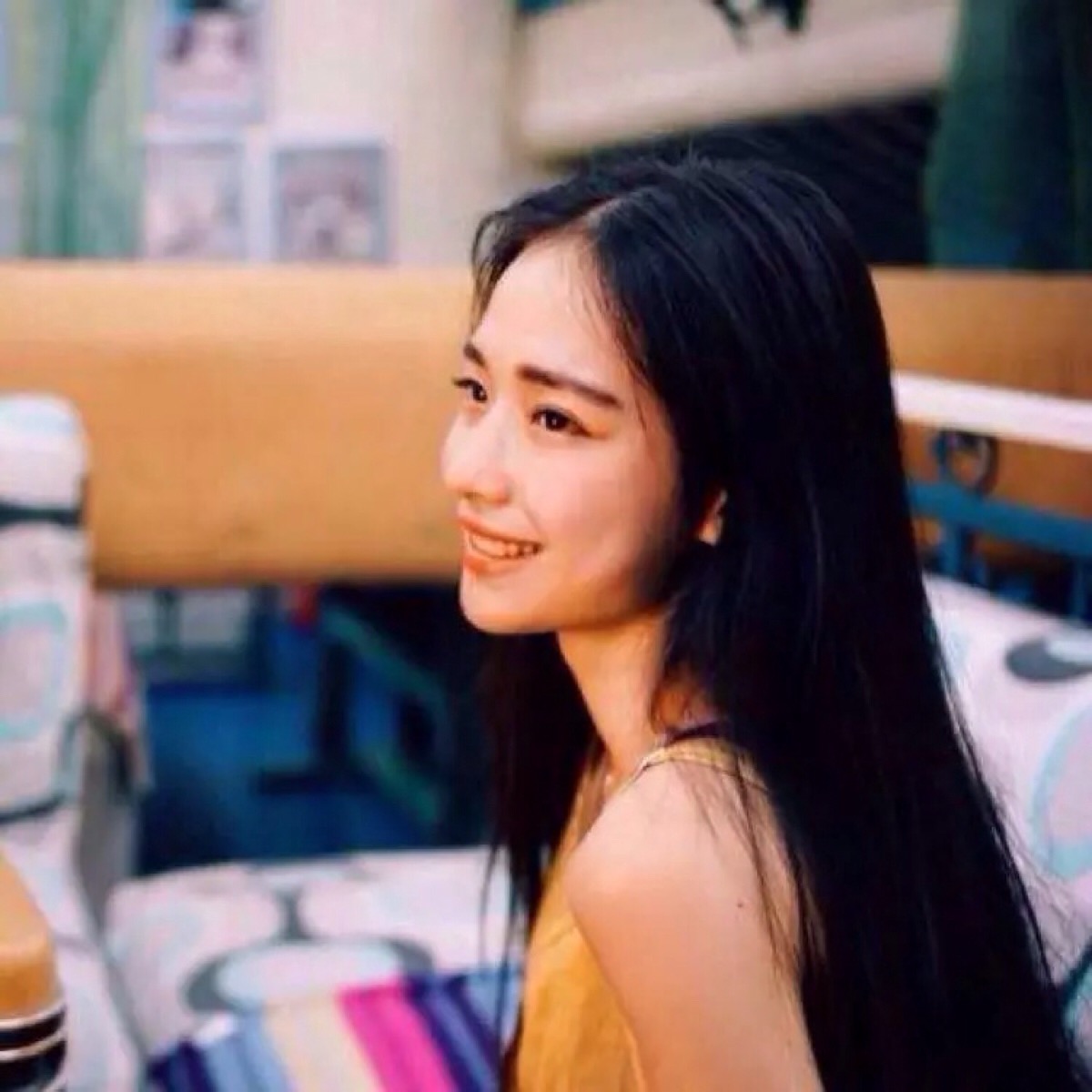美女照片真人图片背面_美女头像壁纸
